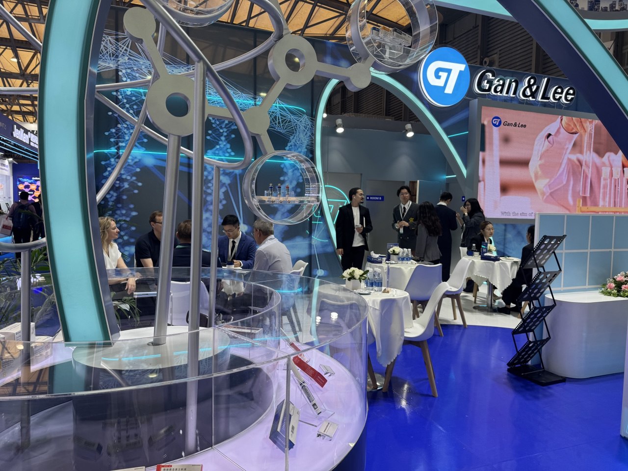 Photo 1 for news: The NCSS team visited the international CPHI exhibition in Shanghai.